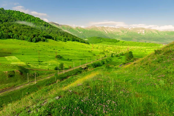 Pintoresco Valle Montañoso Armenia Una Vista Las Montañas Nevadas Distancia —  Fotos de Stock