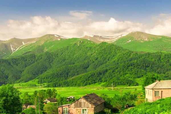 Горные Вершины Покрытые Снегом Зелеными Лугами Солнечный День Армении — стоковое фото