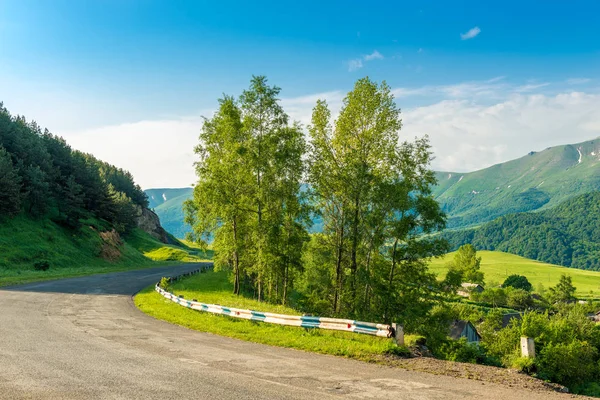 Strada Montagna Con Una Curva Girare Una Posizione Pittoresca Paesaggio — Foto Stock