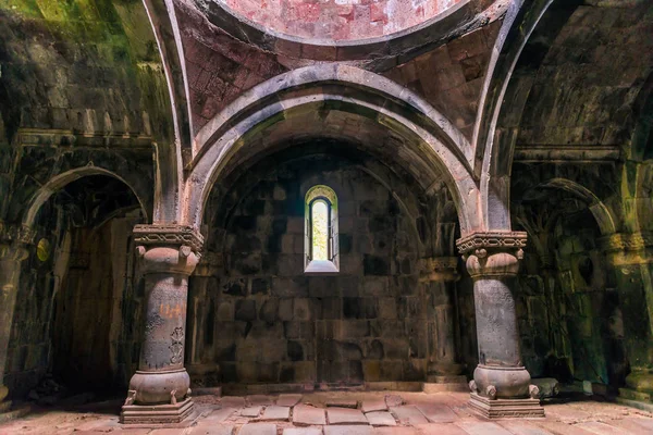 Sanahin Manastırı. Ermenistan 'da, binanın kemerleri ve kemerleri.