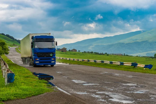 Montando Vagão Nas Estradas Cáucaso Com Uma Carga Dia Nublado — Fotografia de Stock