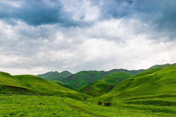 Escénicas Montañas Altas Del Cáucaso Nubes Sobre Las Montañas Paisaje — Foto de Stock