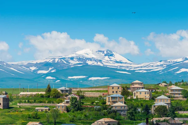 Montaña Armenia Con Pico Nevado Una Vista Aldea Armenia — Foto de Stock