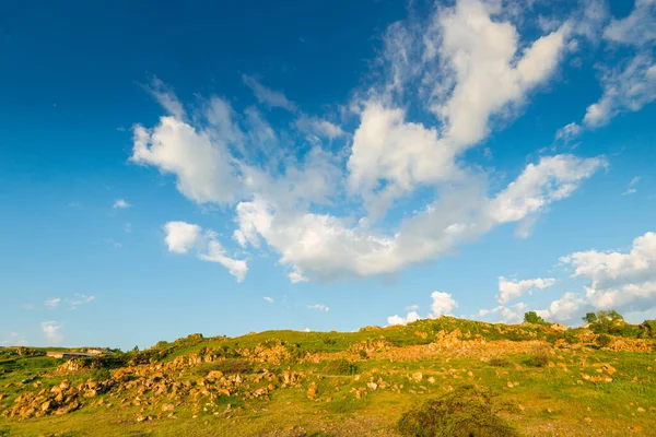 Montanhas Armênia Coberto Com Vegetação Pedras Nuvens Céu Azul Dia — Fotografia de Stock