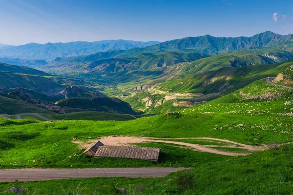 Las Altas Montañas Armenia Cubiertas Hierba Paisaje Verano Con Una — Foto de Stock