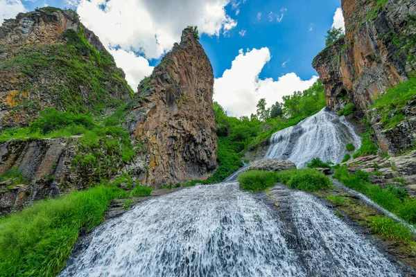 Dolní Pohled Půvabný Vodopád Jermuk Mořská Panna Vlasy Arménii — Stock fotografie