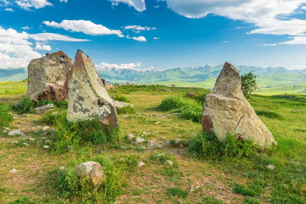 Stenen Een Veld Met Ronde Gaten Karahunj Armenian Stonehenge Zorats — Stockfoto