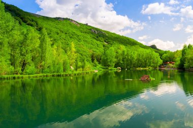 Ermenistan 'daki güzel göl manzarası, Jermuk manzarası