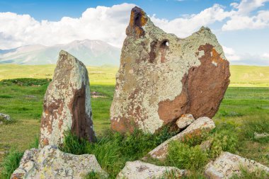 Ermeni Stonehenge, Zorats Karer, Ermenistan 'ın turistik merkezi Karahunj' da yuvarlak delikli bir arazide büyük taşlar.