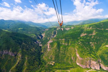 Ermenistan dağlarındaki Ortodoks manastırı Tatev 'e giden hava kablosu. 