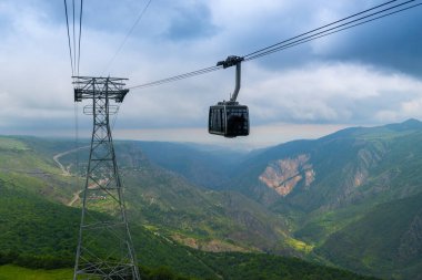 Cableway ve Ermenistan 'ın Ermenistan' ın önemli bir simgesi olan Tatev Manastırı yakınlarındaki Ermenistan 'ın pitoresk dağlarına karşı destek