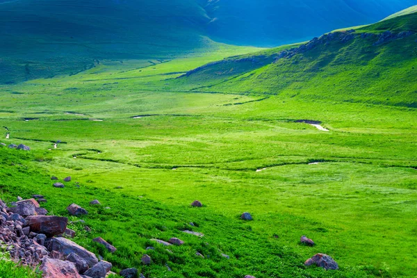 Armênia Paisagem Vale Verde Montanha Com Rios Dia Claro Ensolarado — Fotografia de Stock