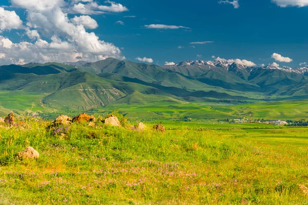 Güneşli Bir Yaz Gününde Buzulları Olan Güzel Yüksek Dağlar Ermenistan — Stok fotoğraf