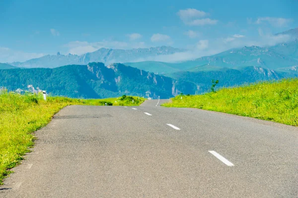 晴れた日にアルメニアの山の中の絵のような場所で車のための道 — ストック写真