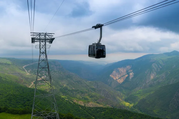 Cableway Dan Dukungan Terhadap Latar Belakang Pegunungan Indah Armenia Dekat — Stok Foto