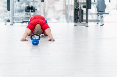 kettlebell eğitim salonunda