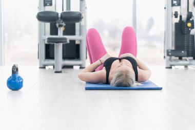 Kadın Kettlebell eğitim salonunda