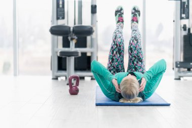 Kadın Kettlebell eğitim salonunda