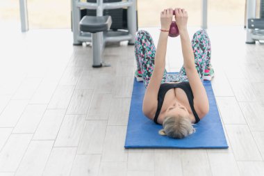 Kadın Kettlebell eğitim salonunda