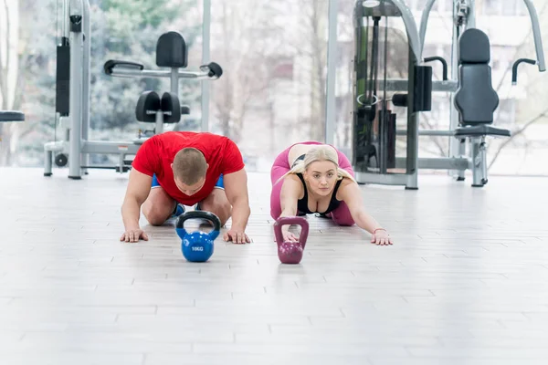 Esporte Fitness Levantamento Peso Conceito Treinamento Grupo Pessoas Com Kettlebells — Fotografia de Stock