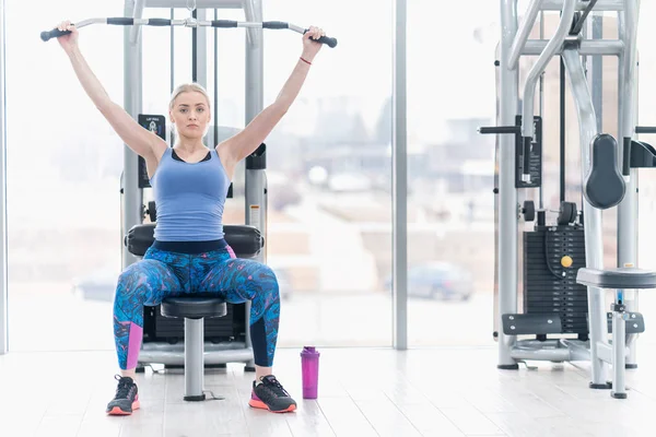 Spor salonunda egzersiz geri güzel kadın — Stok fotoğraf