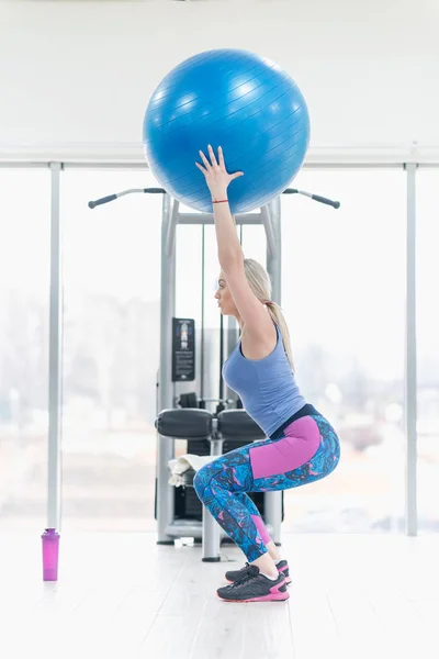 Genç kadın kız egzersiz egzersiz topu kullanarak spor salonunda — Stok fotoğraf