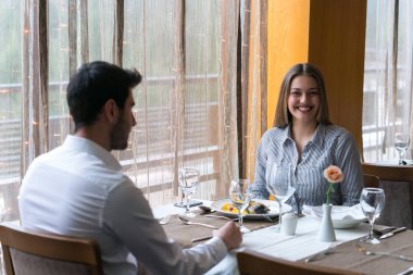 Gıda, Noel, tatil ve insanlar kavramı - Restoran çift yeme ana sahasında gülümseyen