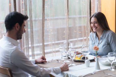 Gıda, Noel, tatil ve insanlar kavramı - Restoran çift yeme ana sahasında gülümseyen