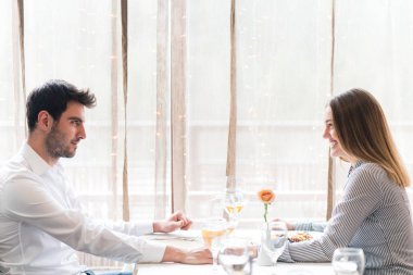 Gıda, Noel, tatil ve insanlar kavramı - Restoran çift yeme ana sahasında gülümseyen