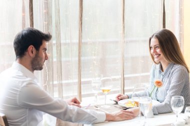 Gıda, Noel, tatil ve insanlar kavramı - Restoran çift yeme ana sahasında gülümseyen