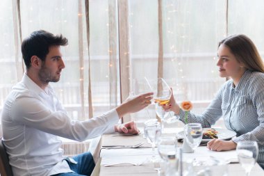 Gıda, Noel, tatil ve insanlar kavramı - Restoran çift yeme ana sahasında gülümseyen