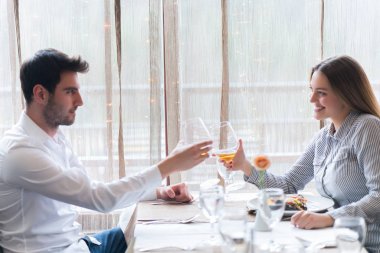 Gıda, Noel, tatil ve insanlar kavramı - Restoran çift yeme ana sahasında gülümseyen