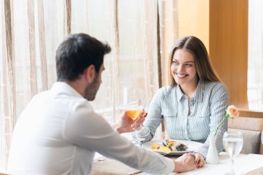 Gıda, Noel, tatil ve insanlar kavramı - Restoran çift yeme ana sahasında gülümseyen