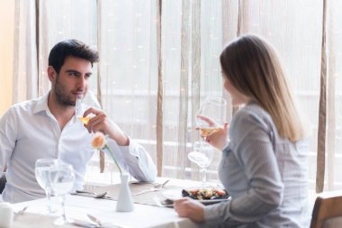 Gıda, Noel, tatil ve insanlar kavramı - Restoran çift yeme ana sahasında gülümseyen