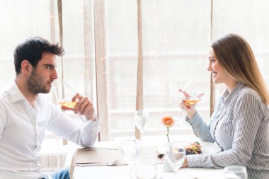 Gıda, Noel, tatil ve insanlar kavramı - Restoran çift yeme ana sahasında gülümseyen