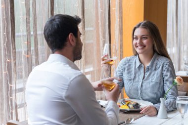 Gıda, Noel, tatil ve insanlar kavramı - Restoran çift yeme ana sahasında gülümseyen