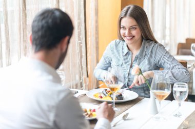 Gıda, Noel, tatil ve insanlar kavramı - çift ea gülümseyen