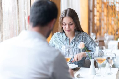 Gıda, Noel, tatil ve insanlar kavramı - Restoran çift yeme ana sahasında gülümseyen