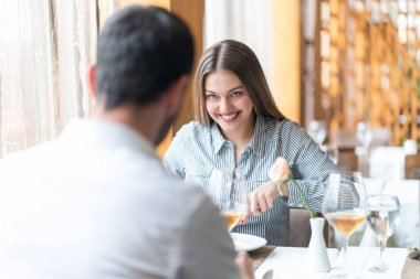 Gıda, Noel, tatil ve insanlar kavramı - çift ea gülümseyen