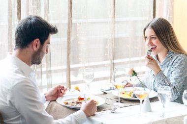 Gıda, Noel, tatil ve insanlar kavramı - çift ea gülümseyen