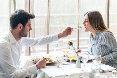 Gıda, Noel, tatil ve insanlar kavramı - çift ea gülümseyen