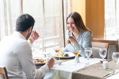 Gıda, Noel, tatil ve insanlar kavramı - çift ea gülümseyen