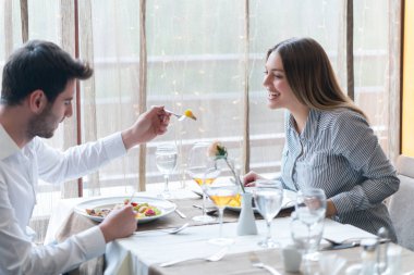 Gıda, Noel, tatil ve insanlar kavramı - Restoran çift yeme ana sahasında gülümseyen