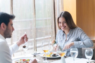 Gıda, Noel, tatil ve insanlar kavramı - Restoran çift yeme ana sahasında gülümseyen