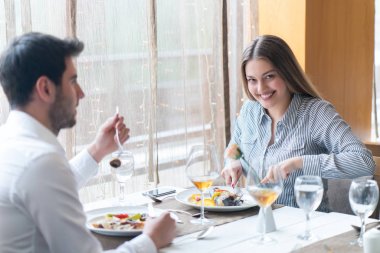 Gıda, Noel, tatil ve insanlar kavramı - Restoran çift yeme ana sahasında gülümseyen