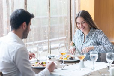 Gıda, Noel, tatil ve insanlar kavramı - Restoran çift yeme ana sahasında gülümseyen