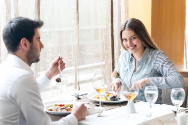 Gıda, Noel, tatil ve insanlar kavramı - çift ea gülümseyen