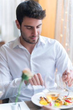 Genç adam restoranda sağlıklı yemek yeme