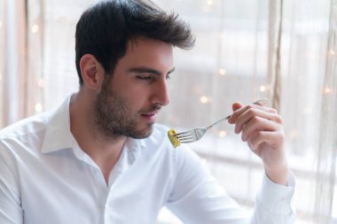 Genç adam restoranda sağlıklı yemek yeme