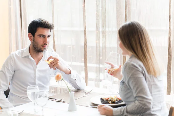 Comida Navidad Vacaciones Concepto Personas Pareja Sonriente Comiendo Plato Principal —  Fotos de Stock